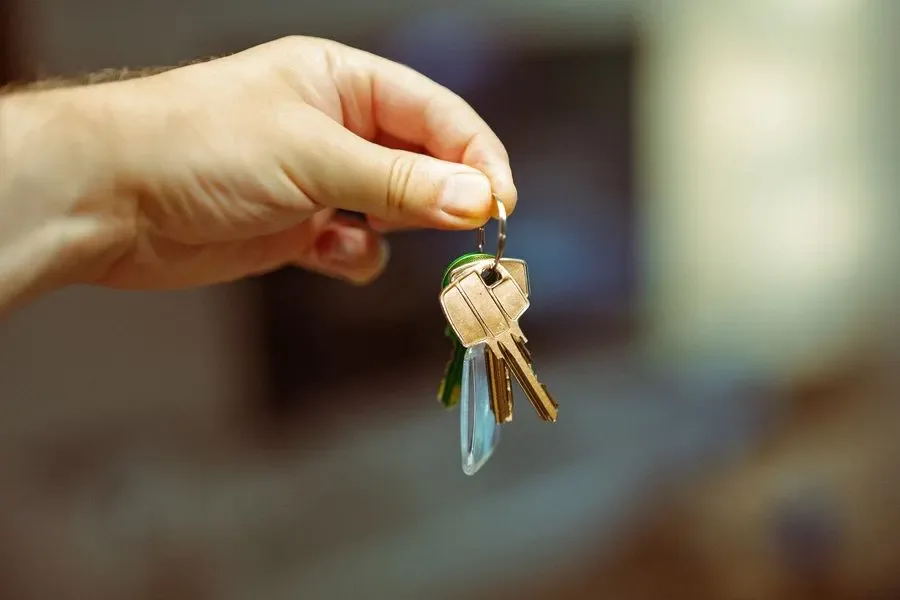 Hand holding a set of house keys – residential locksmith Birmingham help for landlords and letting agents from Locksmith Birmingham